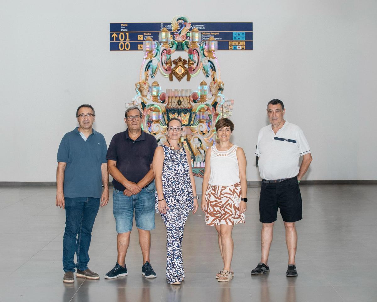 La concejala de Fiestas, Noelia Selma, junto a miembros de la Junta de Festes y Agustín Mon.