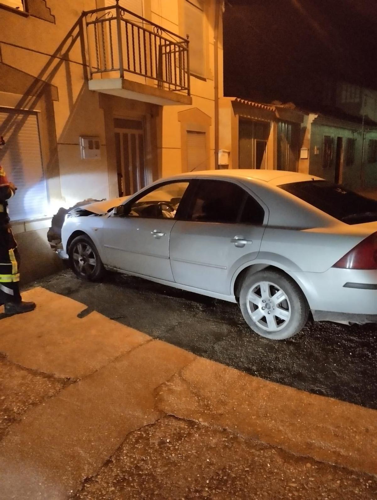 Otra imagen del siniestro. El conductor resultó herido y fue trasladado al Hospital de Benavente.