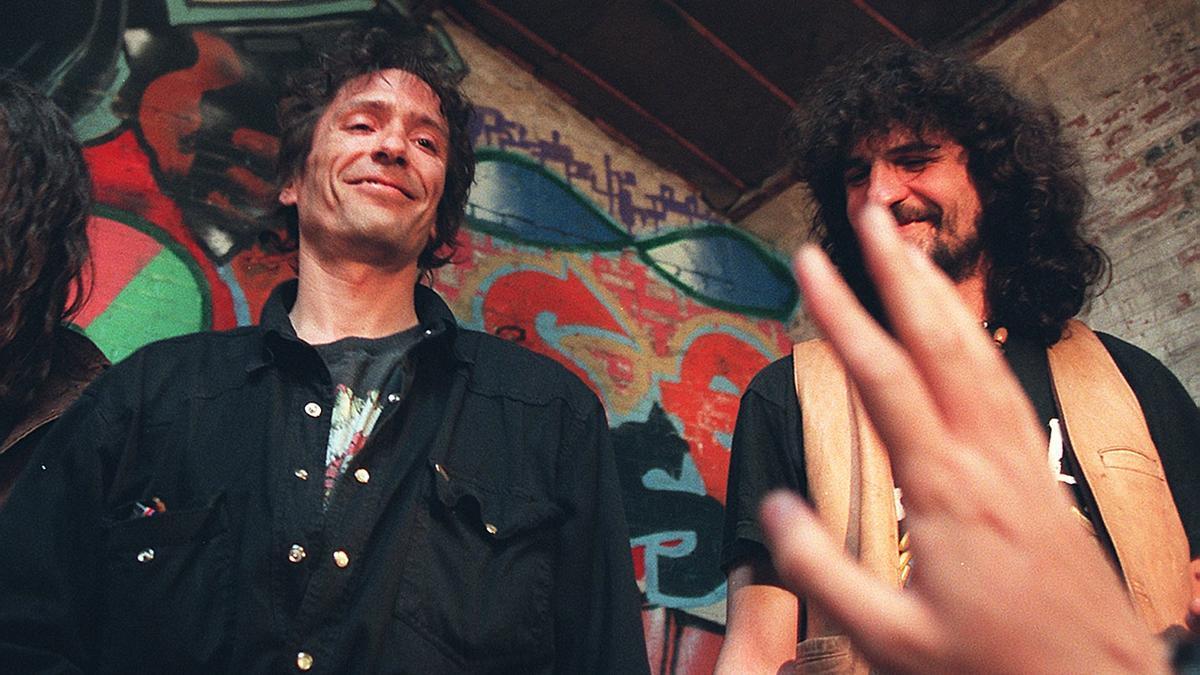 Robe Iniesta (izda.) e Iñaki Antón 'Uoho', los dos miembros más destacados de Extremoduro, en una imagen de los años 90.