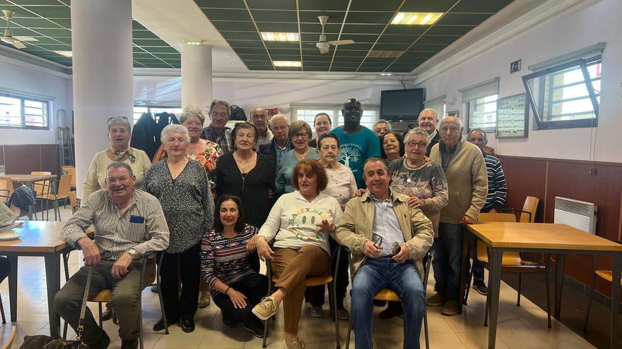 Les robaron la hucha solidaria, pero no pudieron con ellos: los mayores de un barrio de Gijón compran una vaca para el pueblo senegalés de un querido vecino