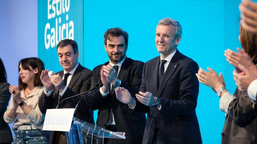 Rueda, en el centro, junto a sus conselleiros en la Cidade da Cultura, ayer. | LOC