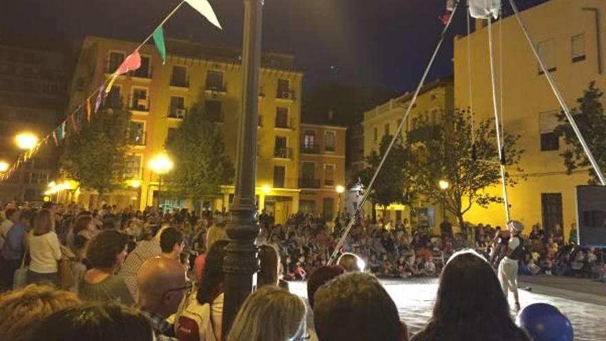 Asistencia masiva en Alzira a las actuaciones de arte callejero