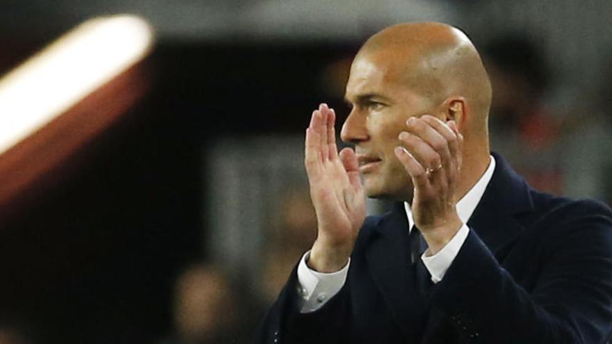 Zidane celebra su triunfo en el Camp Nou.