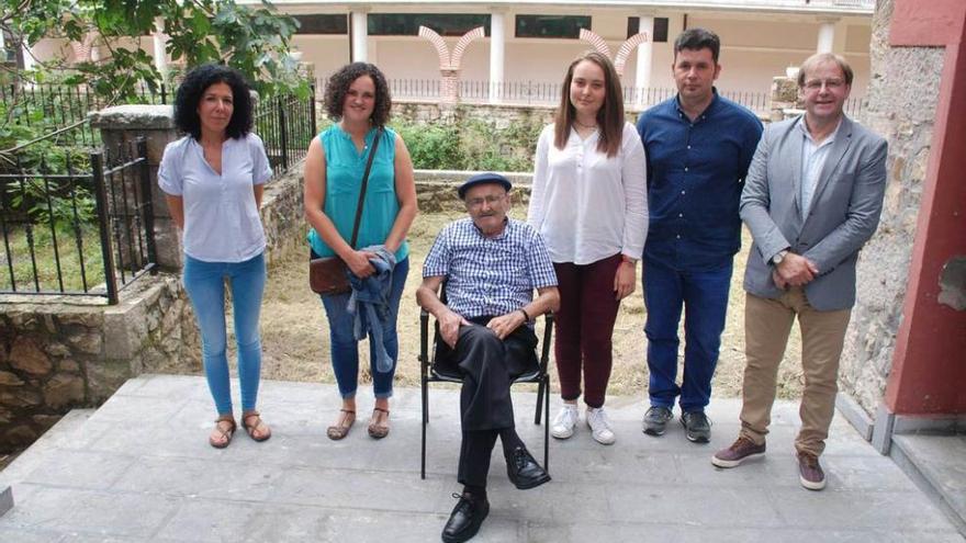 Por la izquierda, Elena Martínez, Jéssica López, Avelino Mier, Carla Campo, Héctor Braga y Francisco González, ayer en Arenas de Cabrales.