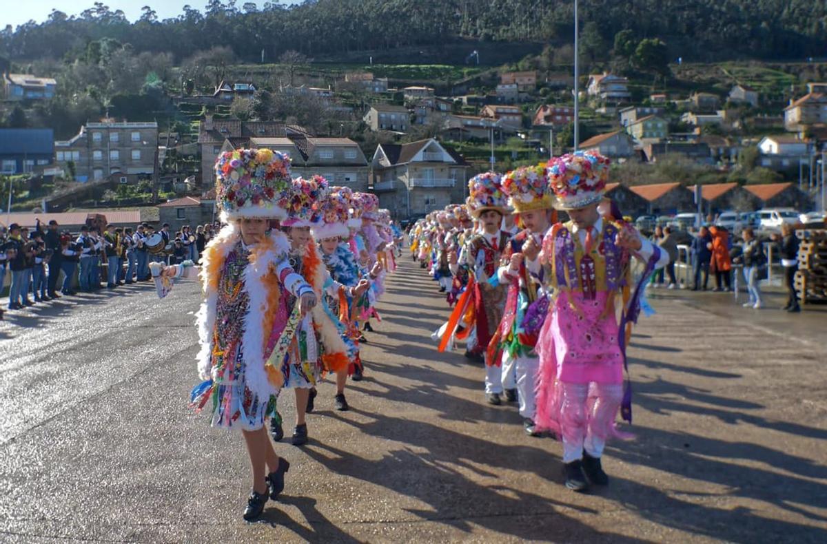 Uno de los bailes de ayer de las Madamas y Galáns en Vilaboa.