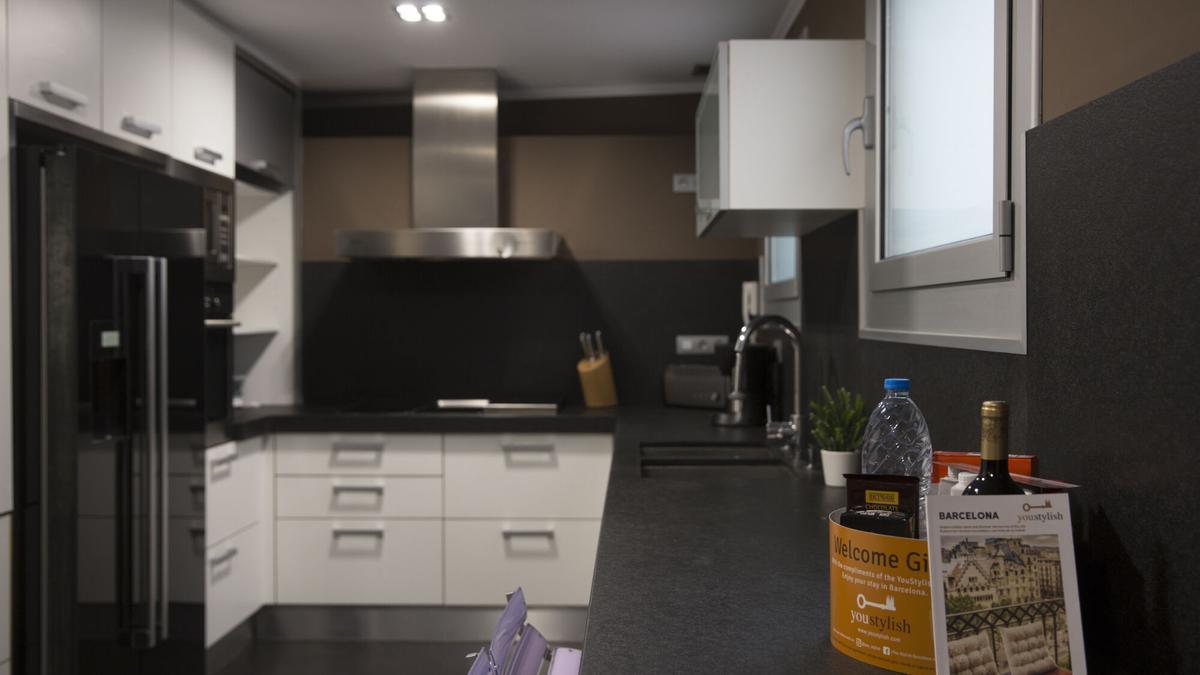 Cocina de un piso turístico en Barcelona, en una imagen de archivo.