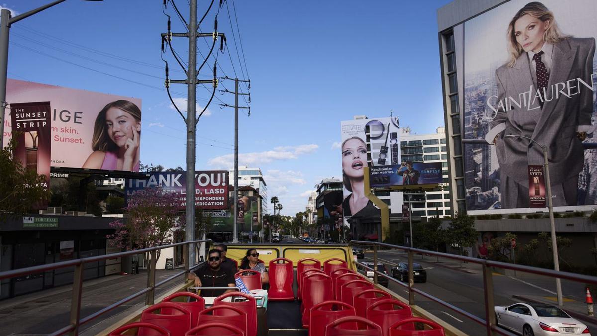 Visitantes en un bus turístico casi vacío en Los Ángeles (EE UU), el pasado martes.