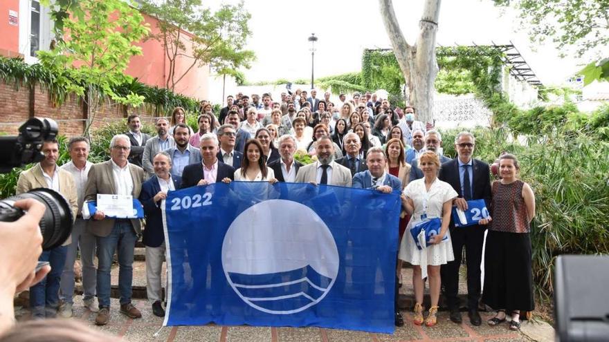 Foto de familia del acto de entrega de las banderas azules.