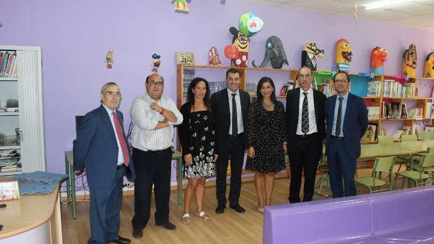 El conselleiro Román Rodríguez, en el centro, visitó ayer el colegio de Belesar.