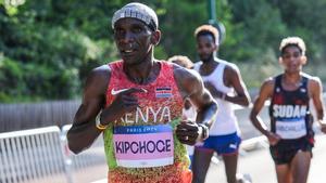 Kipchoge recibió el cariño del atletismo