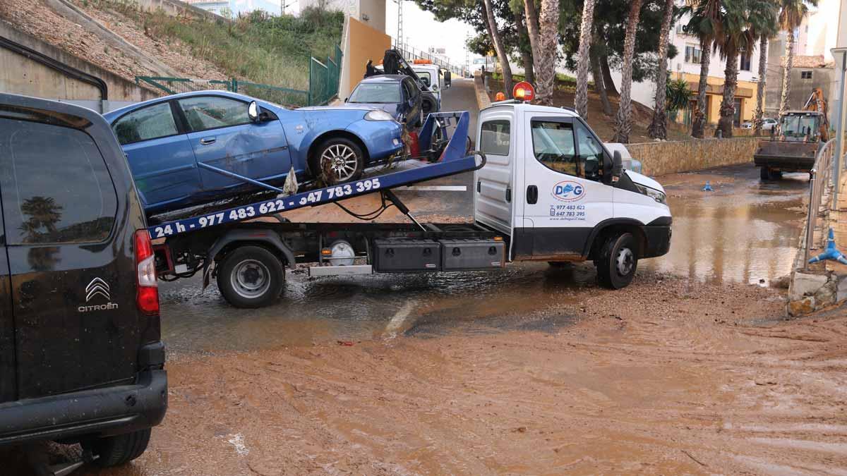 La rotura de una tubería en L'Ampolla inunda calles y arrastra coches