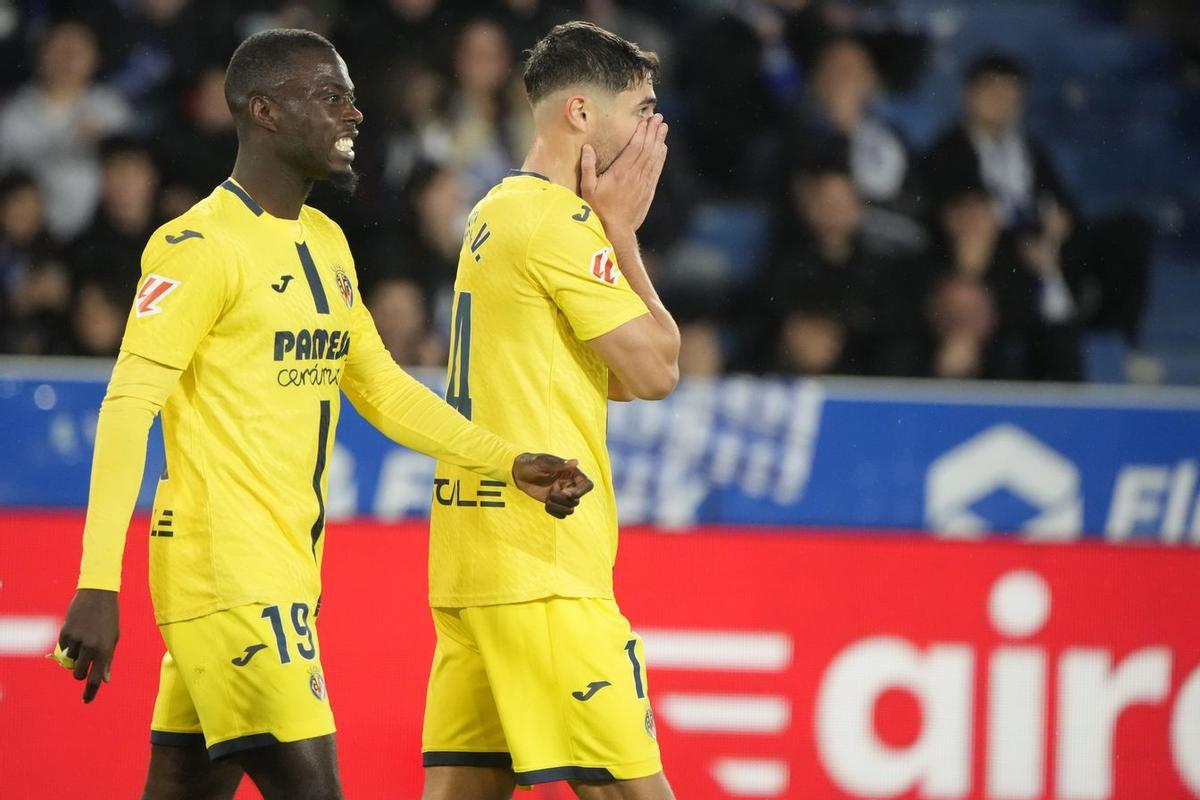 Comesaña, junto al goleador Pepe, se lamenta tras no concretar la  mejor ocasión de la primera parte.