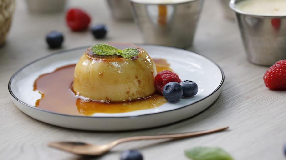 Flan con frutas del bosque.