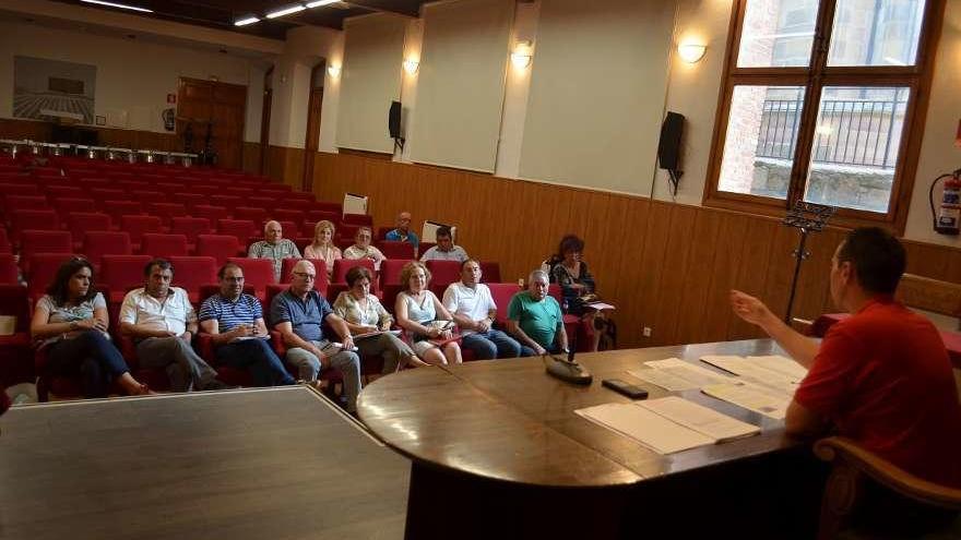 Alcaldes y representantes municipales que asistieron ayer a la reunión, en La Encomienda.