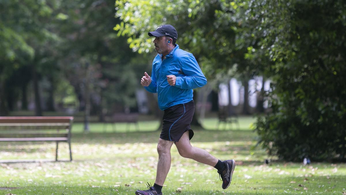 Un corredor en el parque Ferrera