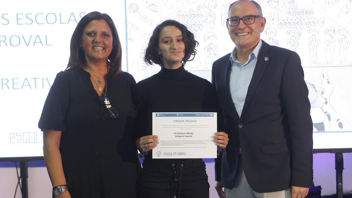 O subdirector de Prensa Ibérica en Galicia, Juan Carlos da Silva, fai entrega do premio.