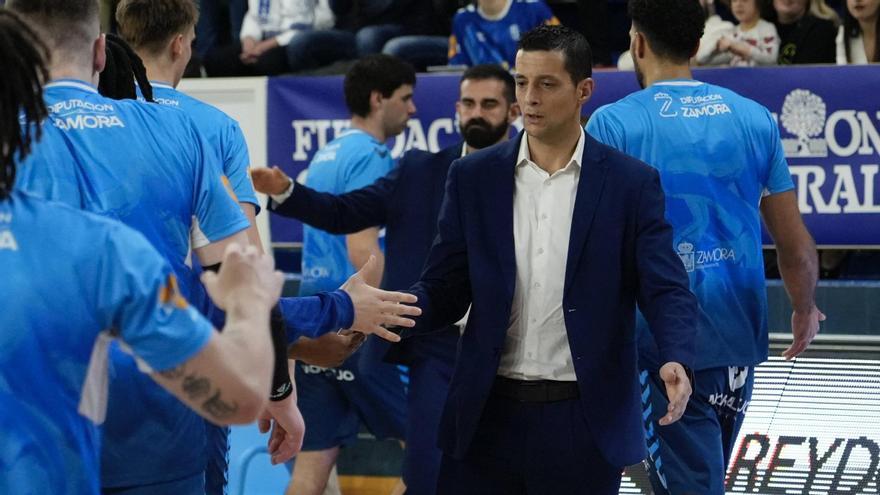 Saulo Hernández, saluda a sus jugadores.