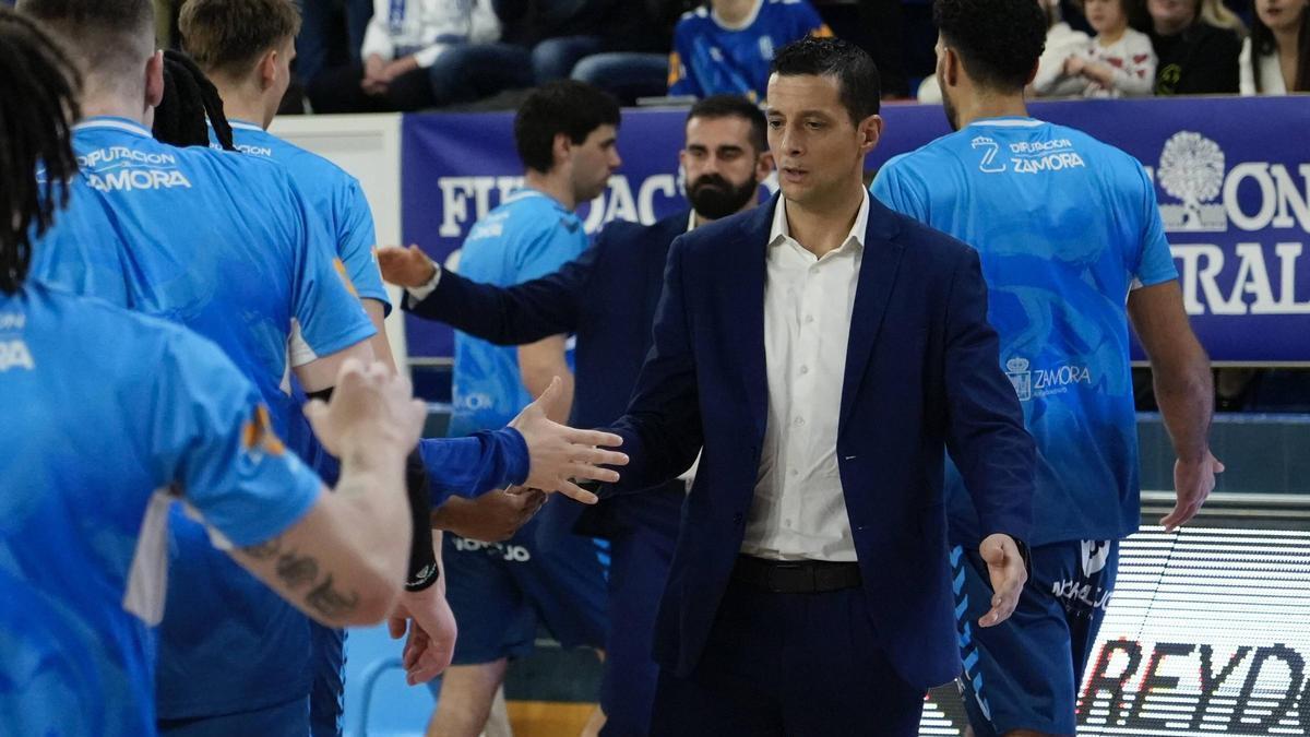 Saulo Hernández, saluda a sus jugadores.