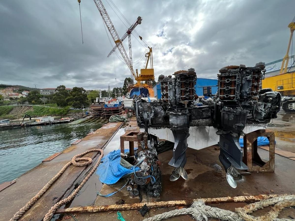 Planeadora calcinada hace unos meses frente a un astillero de Moaña.