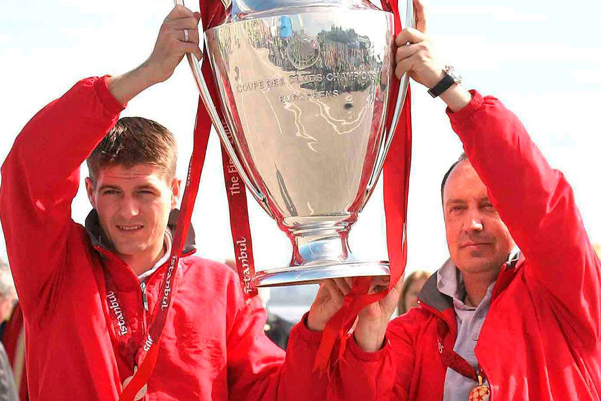 Steven Gerrar y Benítex con el trofeo de la Liga de Campeones en 2005