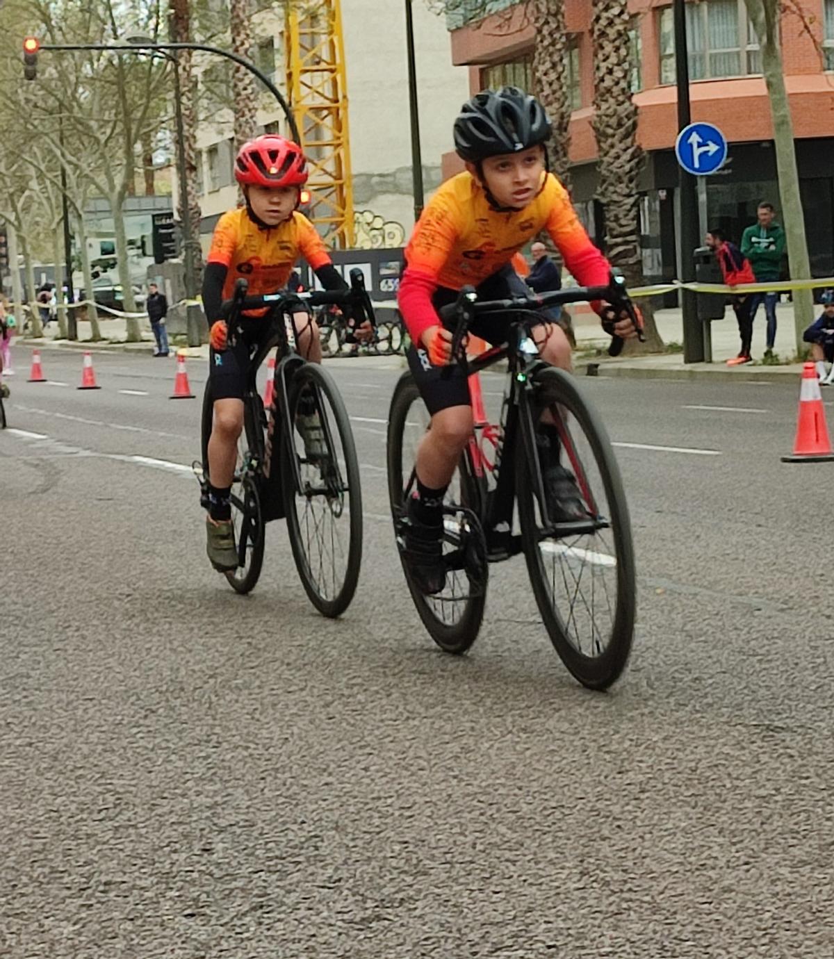 Ciclistas de la Penya la Forca de Aiacor durante la carrera en València.