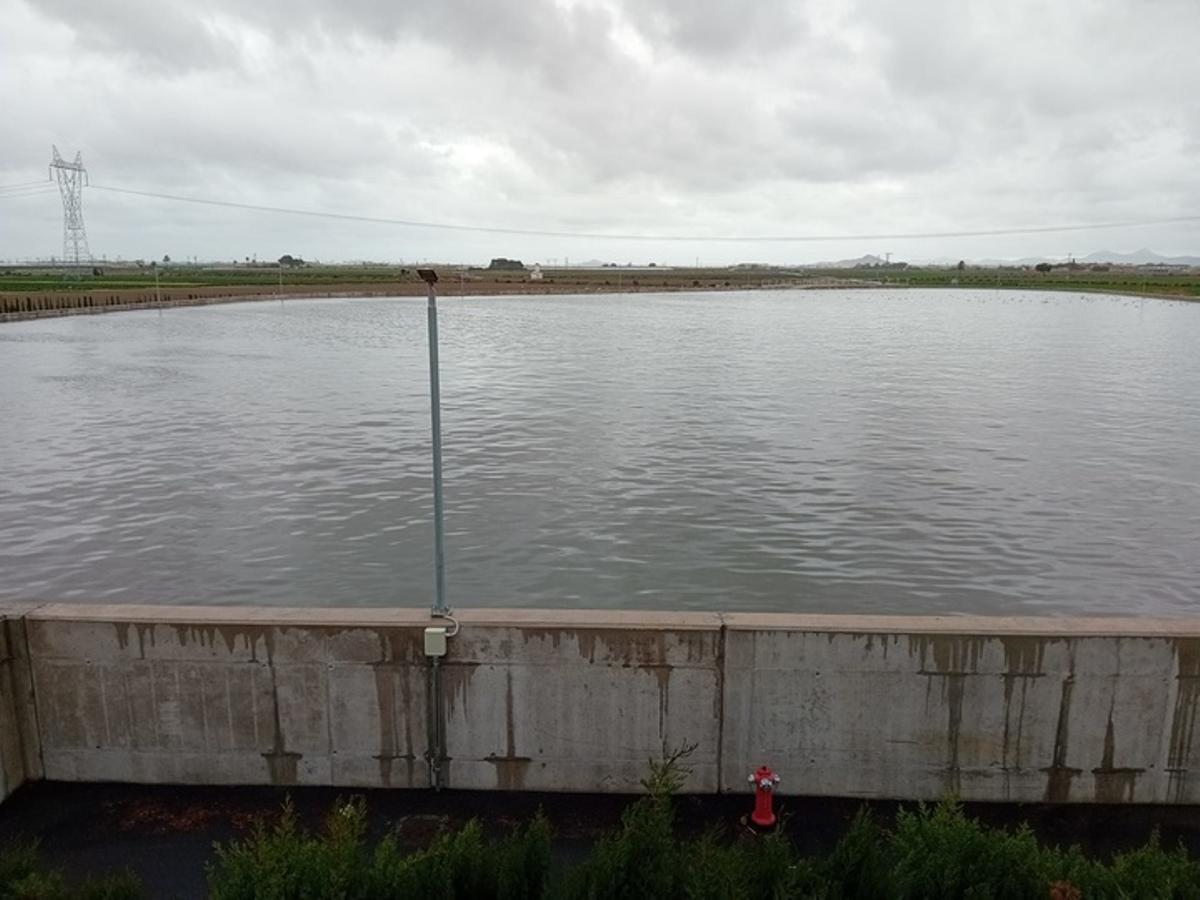 Tanque de tomentas en la Región de Murcia, a rebosar tras la última concatenación de borrascas.