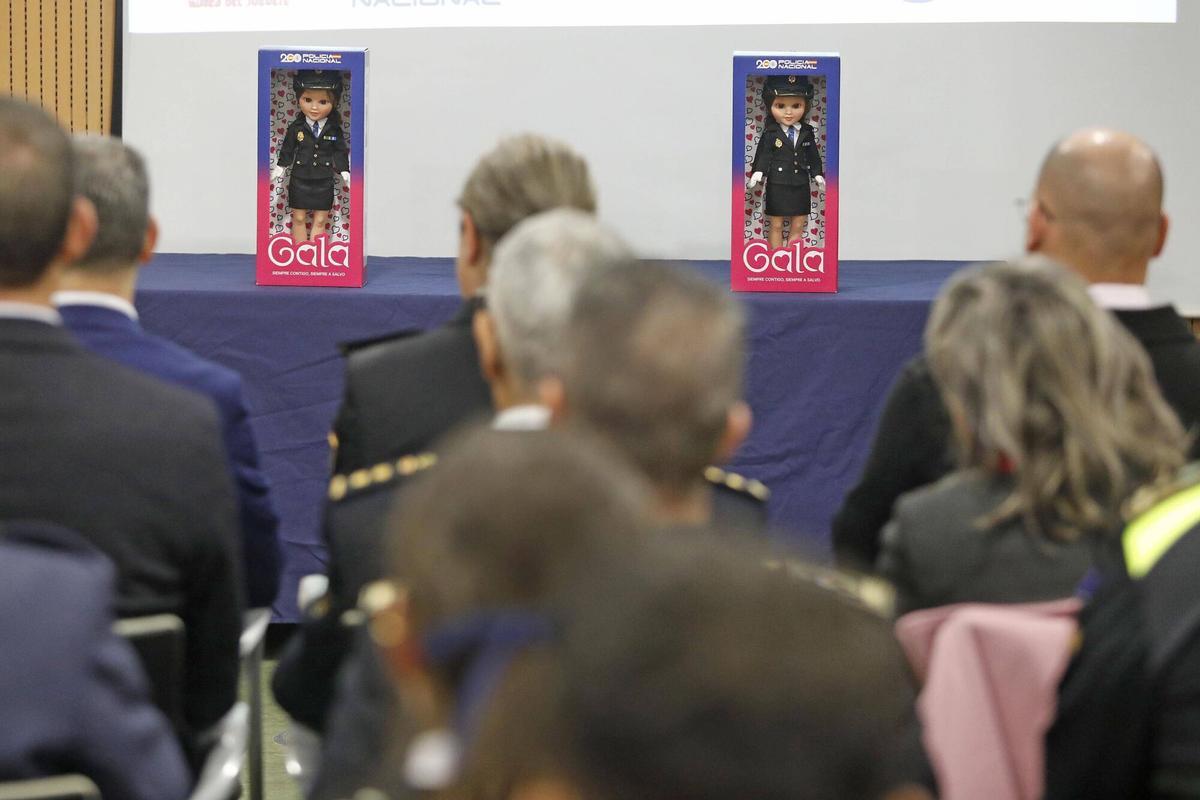 Presenten a Girona la primera nina policia nacional