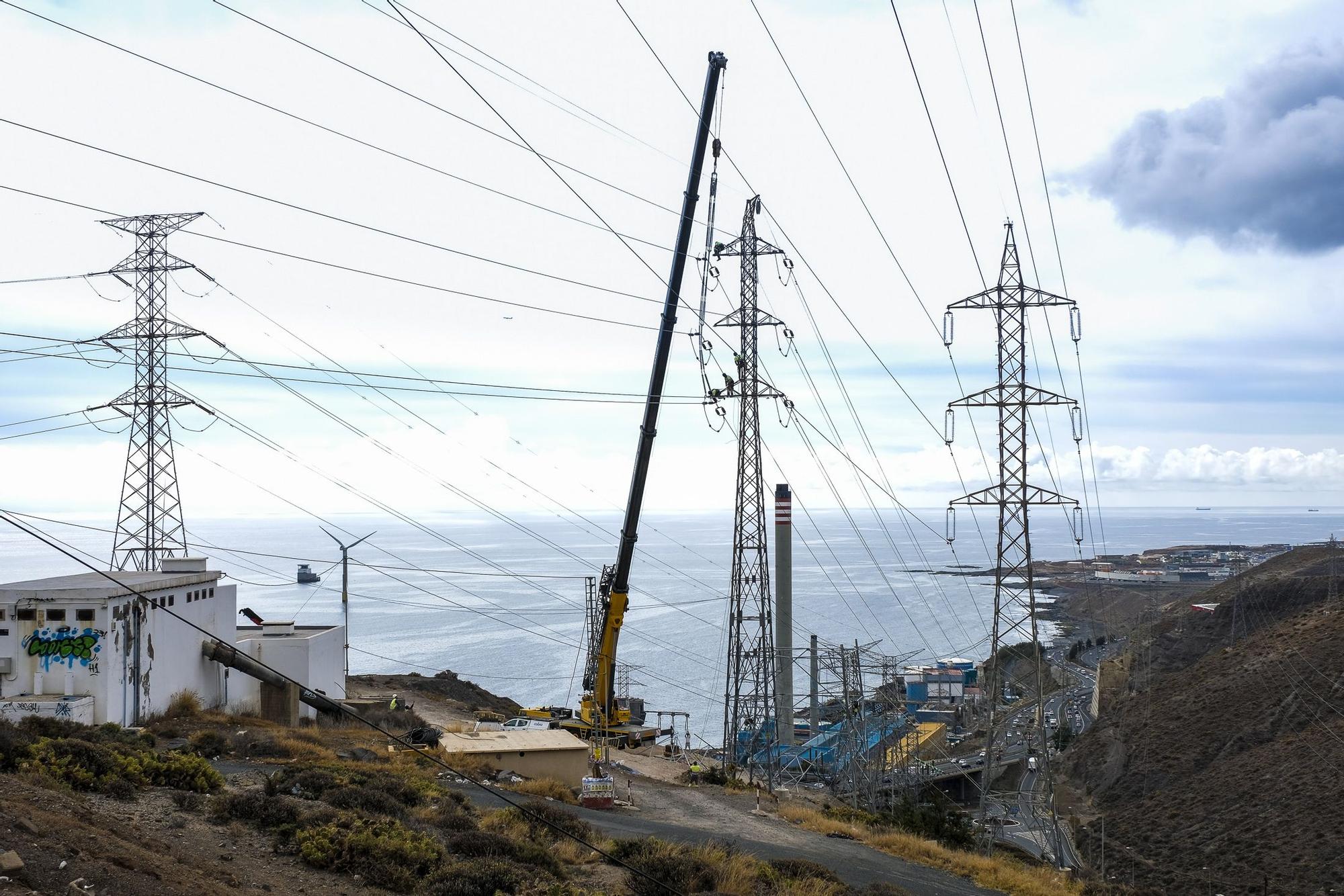 Operarios desmontando torretas de alta tensión junto a la central electrica en Jinámar