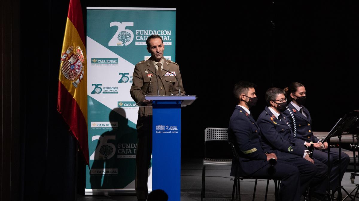 El delegado de Defensa en Zamora, el coronel Vicente González, en el concierto de música militar del Teatro Ramos Carrión