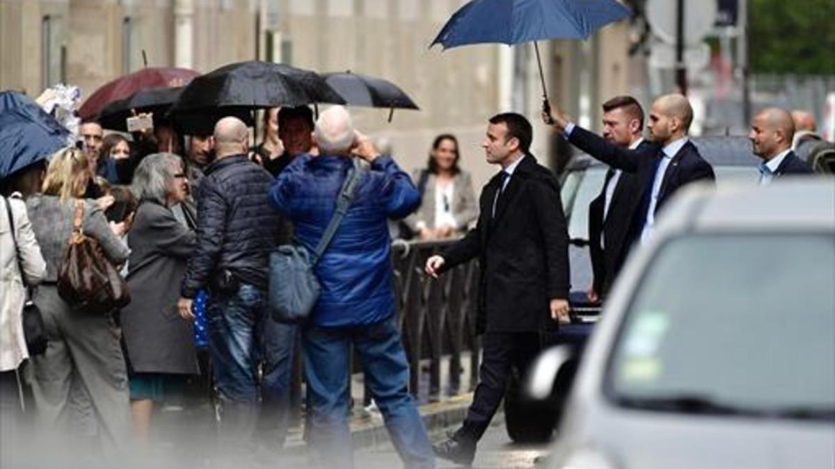 Macron camina por las calles de París, el jueves.