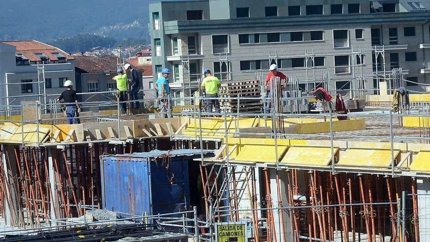 Trabajadores en una construcción en Pontevedra. // Rafa Vázquez