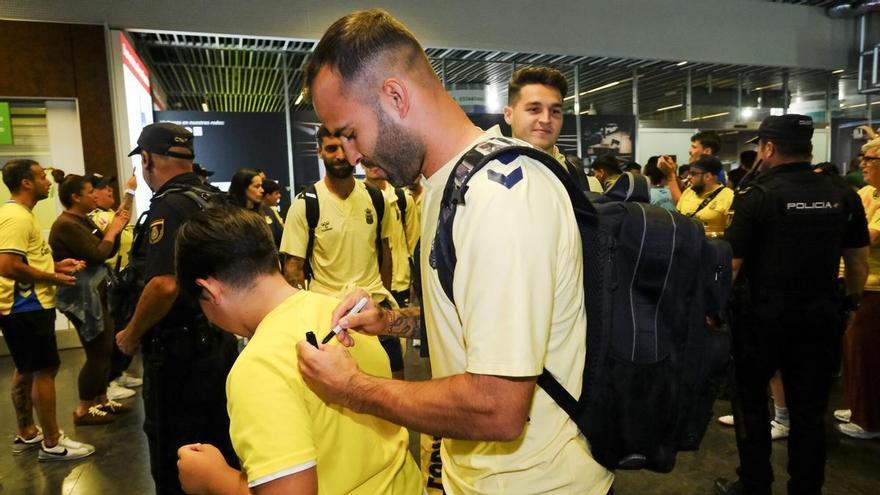Aficionados reciben a la UD Las Palmas en el aeropuerto tras sellar el playoff