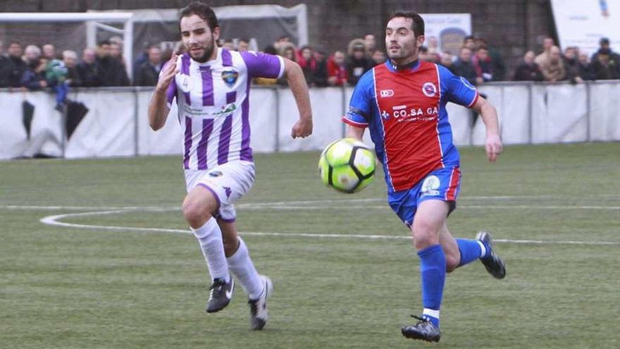 Pablo Roca y Rubén Durán persiguen un balón en el partido de liga de la pasada campaña. // Jesús Regal