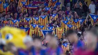 Barcelona condena las actuaciones policiales contra aficionados con 'estelades' del Barça y el CE Europa