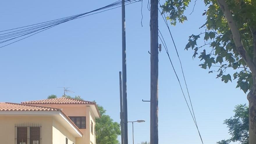 Poste de telefonía que se retiraba de la Alameda de Ramón y Cajal a pocos metros del antiguo paso a nivel del ferrocarril.