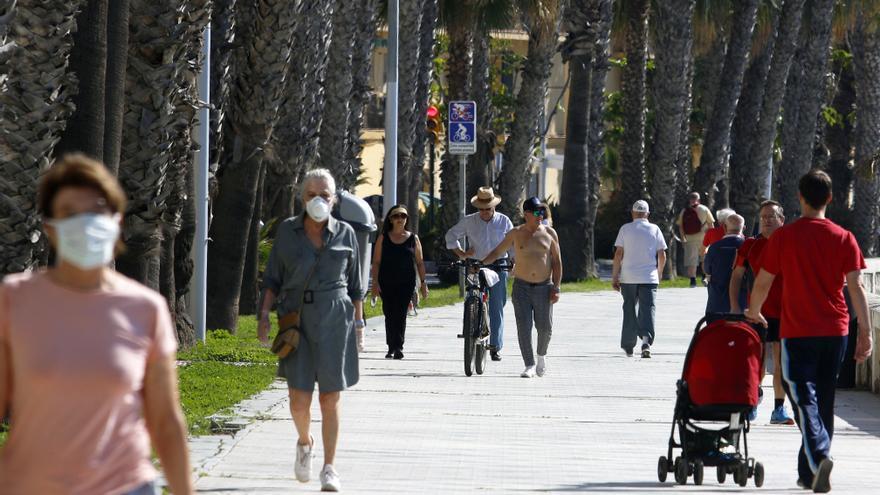 Varias personas pasean por la calle.