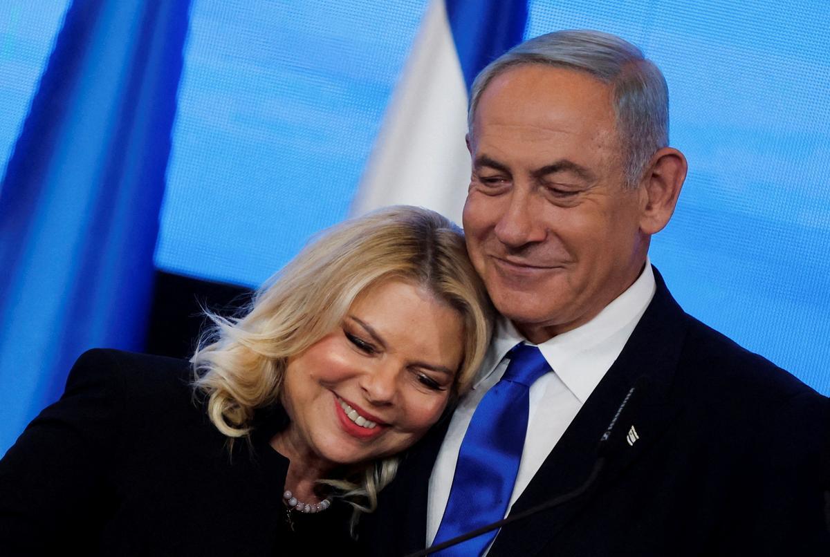 Benjamin Netanyahu abraza a su mujer, Sara