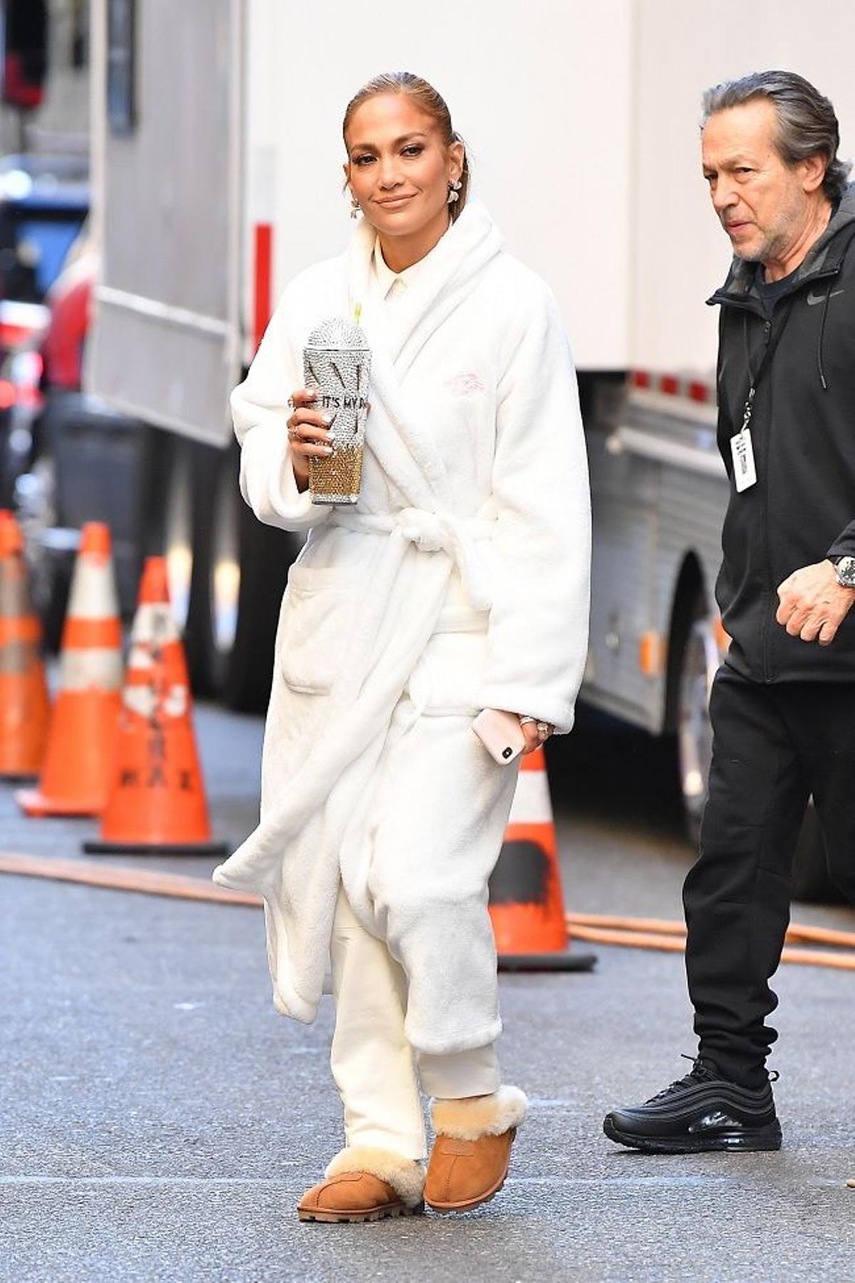 Jennifer Lopez en albornoz por las calles de Nueva York