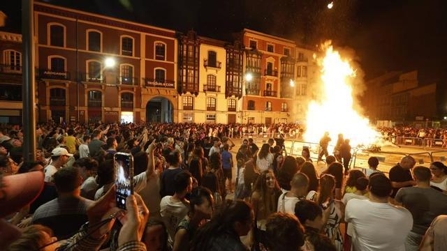 Ambiente en la foguera de la plaza Pedro Menénde. | MIKI LÓPEZ