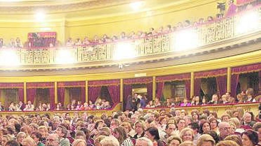 Público en las butacas del Campoamor. Al fondo, las plateas que se van a eliminar.