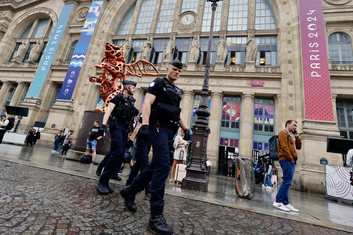 Paris (France), 26/07/2024.- French police officers patrol outside Gare du Nord station in Paris, France, 26 July 2024. Frances high speed rail network TGV was severely disrupted on 26 July following a massive attack, according to train operator SNCF, just hours before the opening ceremony of the Paris 2024 Olympic games. French Transport Minister Patrice Vergriete condemned these criminal actions saying that they would seriously disrupt traffic until this weekend. Around 800,000 passengers are expected to be affected over the weekend. (Francia) EFE/EPA/RITCHIE B. TONGO