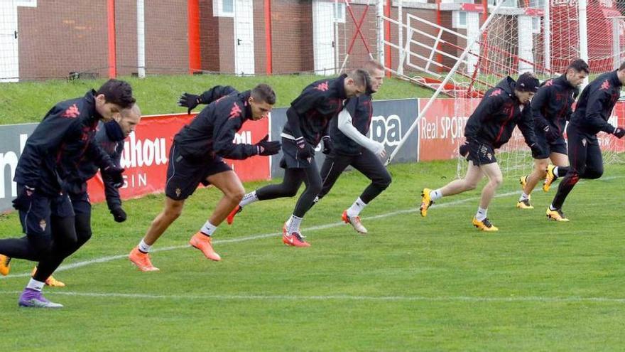 Los jugadores del Sporting corren en el entrenamiento de ayer.