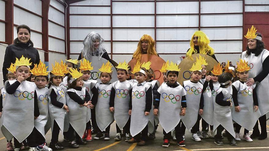 Los alumnos de Infantil, disfrazados de llama olímpica.