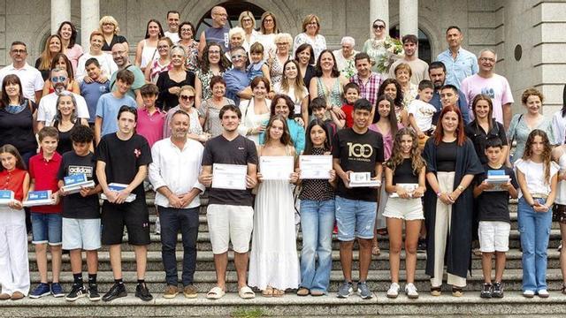 Premiados, familias, profesorado y autoridades, ayer, en Salvaterra. | JUAN CARLOS PÉREZ