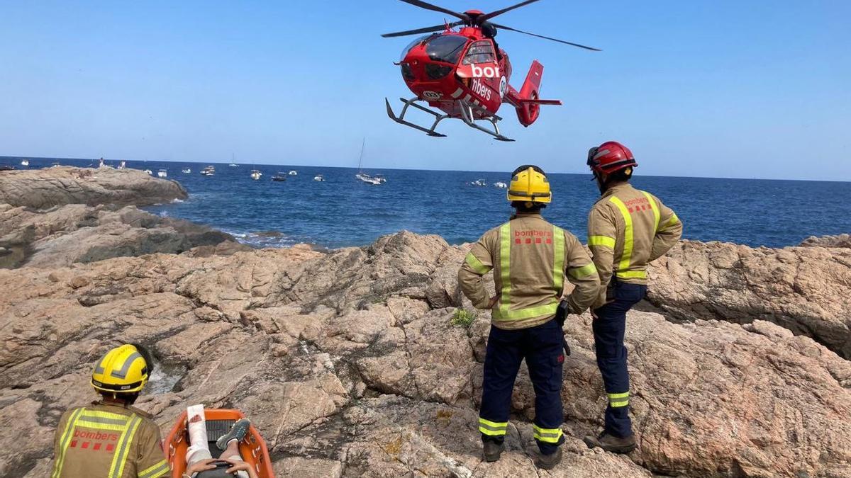 Els Bombers durant el rescat a Tamariu