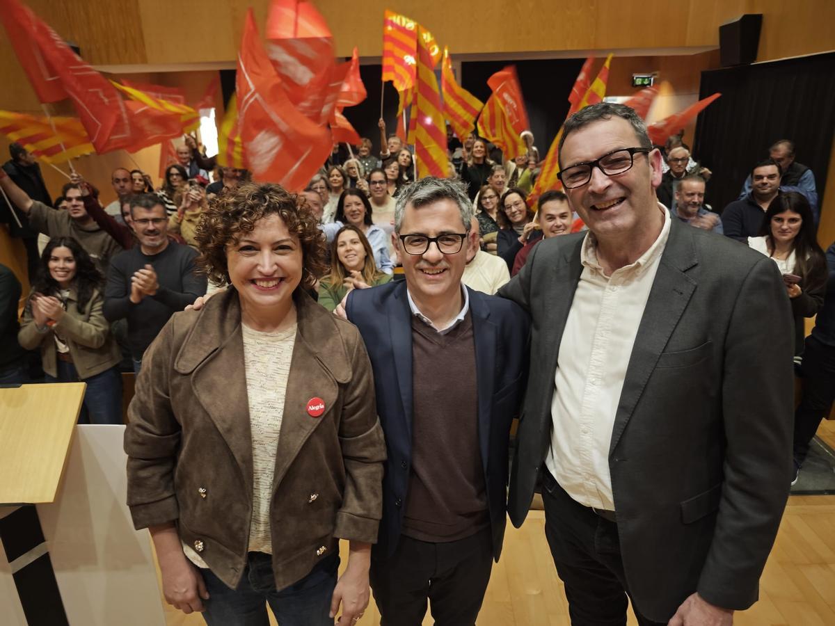 El ministro Félix Bolaños entre Rafael Guía y la concejal de Alcañiz y también candidata, Irene Quintana.