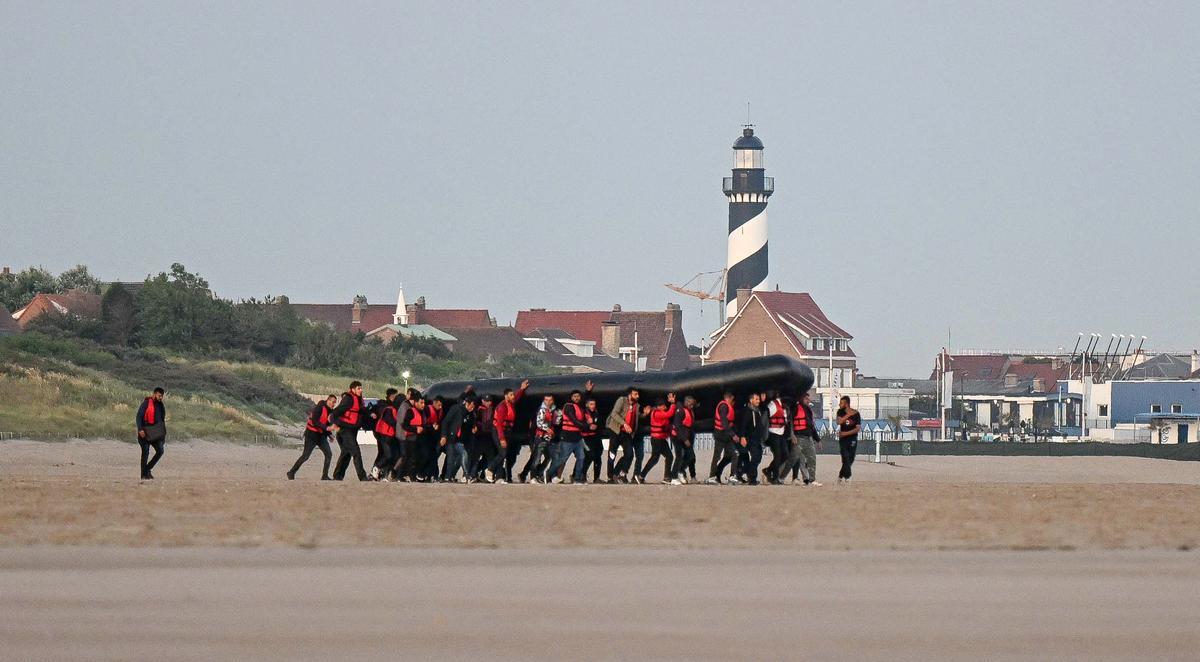 40 migrantes intentan cruzar en una barca hinchable desde la ciudad francesa de Gravelines hasta Gran Bretaña.