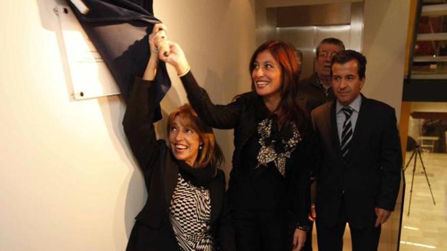 Consellera y alcaldesa inauguraron el edificio, en presencia de Rafael Miró, descorriendo una cortinilla donde se encontraba la placa que recordará la efeméride.