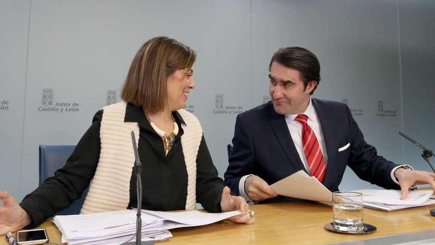 El consejero Juan Carlos Suárez-Quiñones y la portavoz, Milagros Marcos, durante la rueda de prensa.