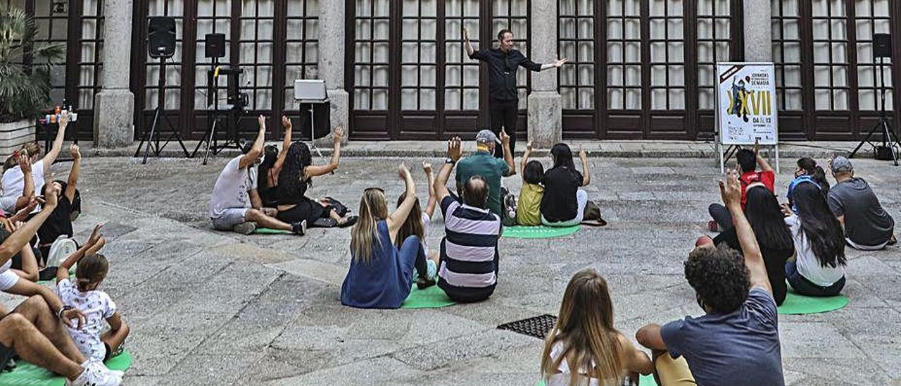 Actuación del magia en el patio del Parador, con aforo limitado. | N. R.